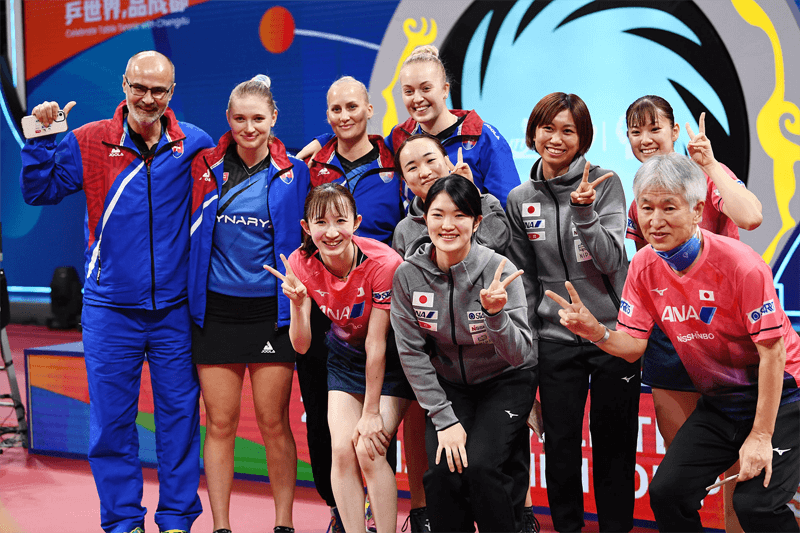 世界卓球2022成都大会、スロバキアチームと日本チームの集合写真