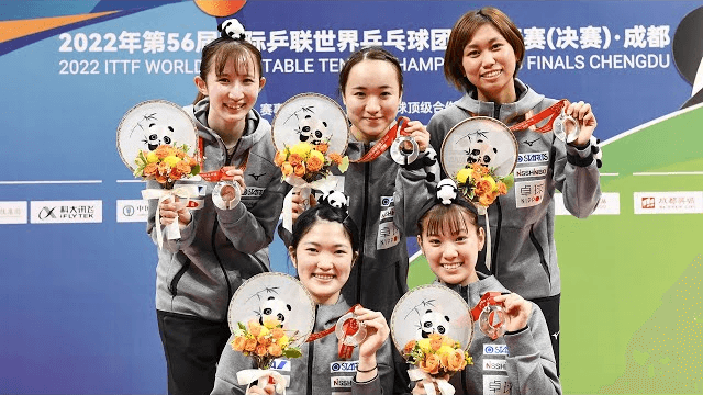 世界卓球2022成都大会、日本チーム銀メダル受賞後の集合写真