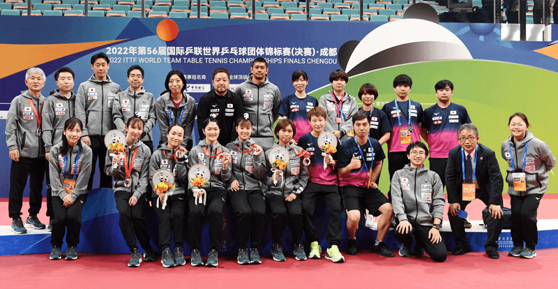 世界卓球2022成都大会、日本女子チームのスタッフを含む集合写真